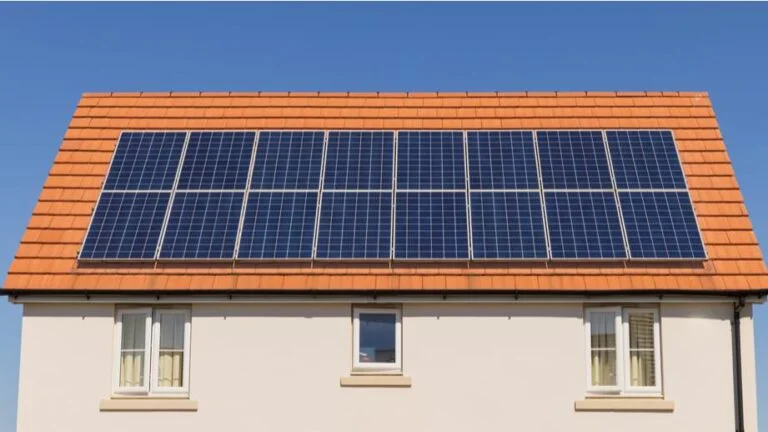 29. Installation av solceller pa╠e tegeltak till husa╠egare 768x432