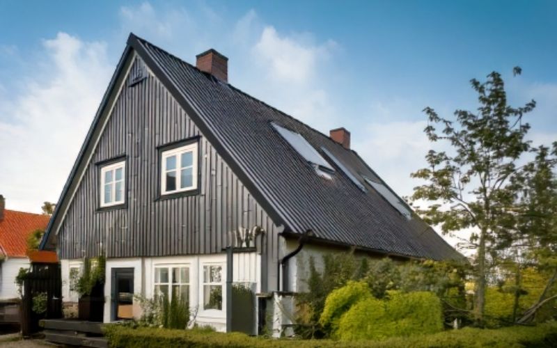 22. Installation av nya takrännor på enplansvilla