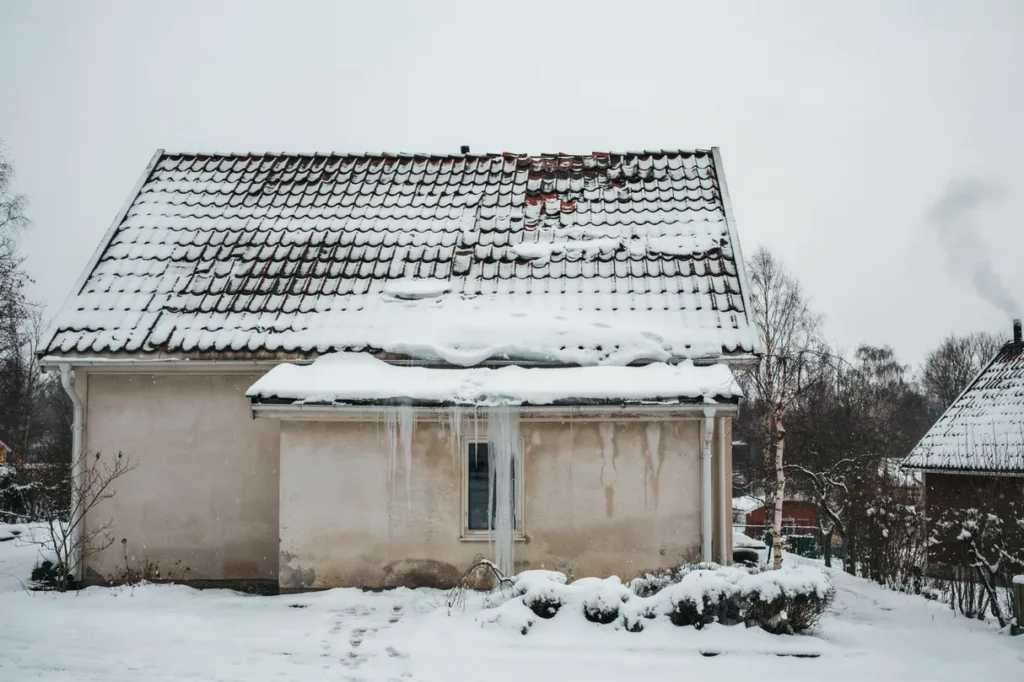 n r m ste taket skottas tecken p farliga sn m ngder och hur du skyddar huset
